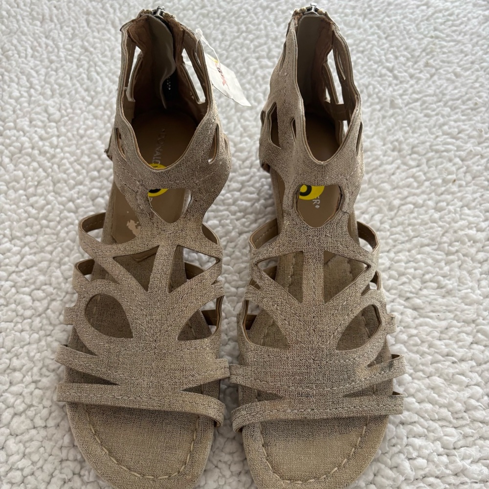 DONALD J. PLINER Wedge Strappy Sandals Beige w/metallic finish. Sz 9. Back Zip.